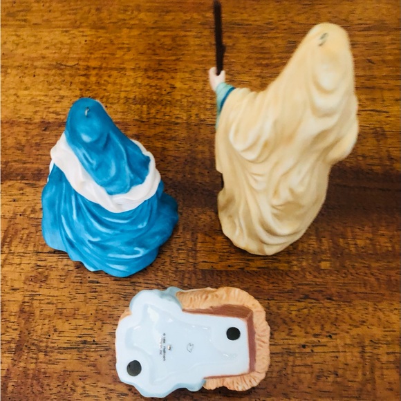 Hallmark Keepsake The Holy Family Blessed Nativity Ornaments & 3 Wise Men Boxes - Picture 4 of 9